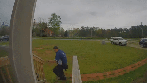 Oto phong nhanh truot dai hang chuc met lao vao nha dan hinh anh