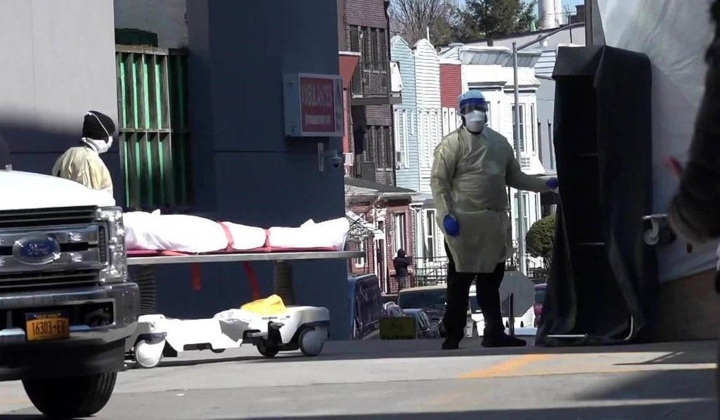 Thi the duoc dua vao xe tai dong lanh gan benh vien o New York hinh anh