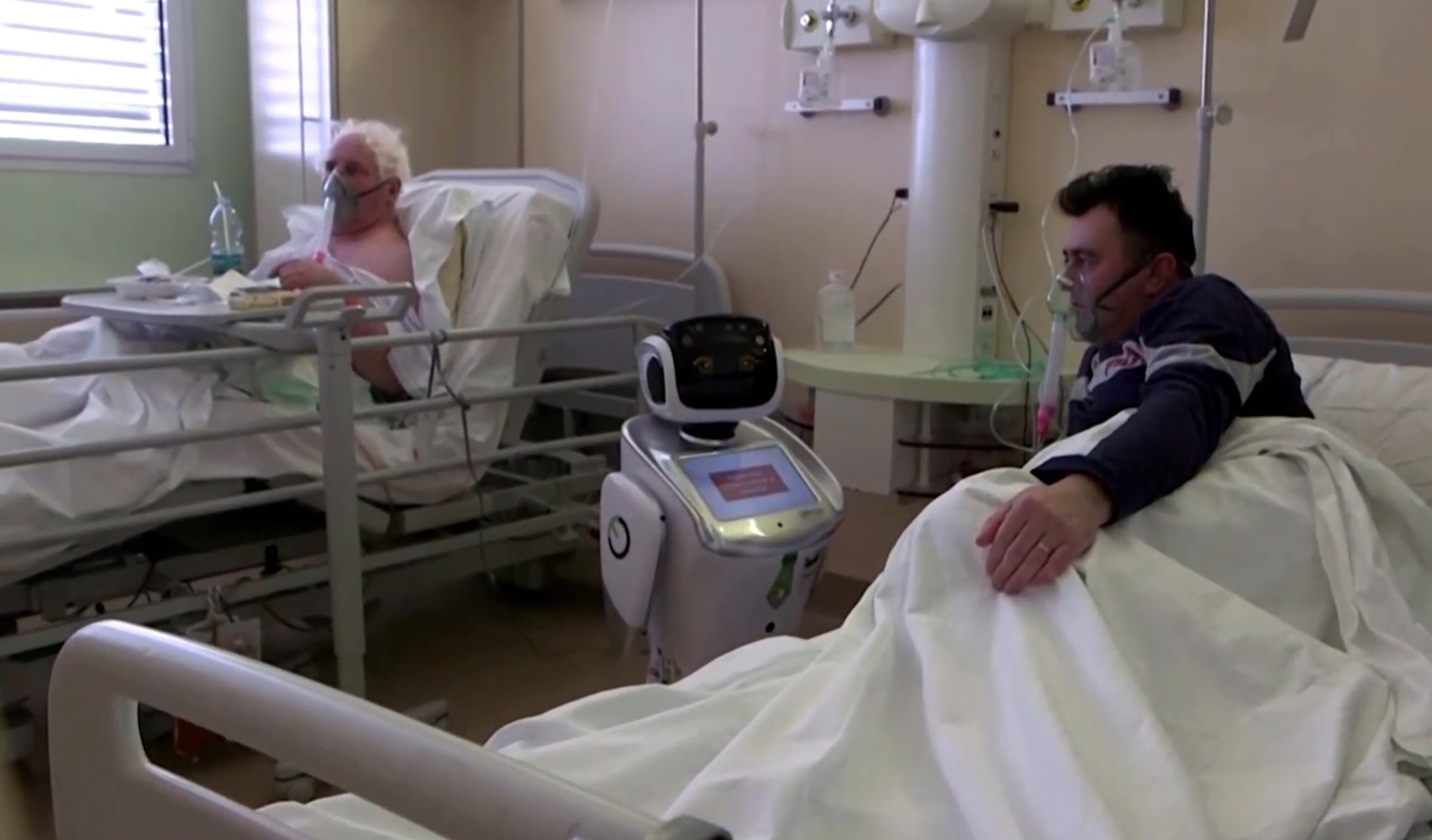 Italy dung robot y ta cham soc benh nhan nhiem Covid-19 hinh anh