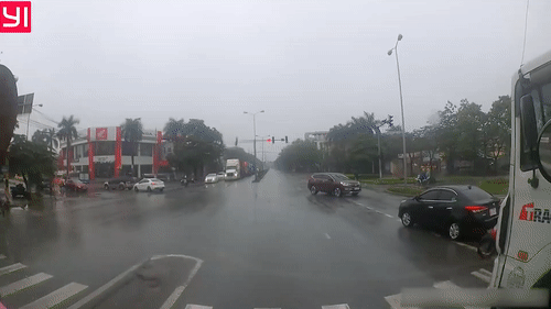 Xe may vuot den do suyt bi oto dam trung hinh anh