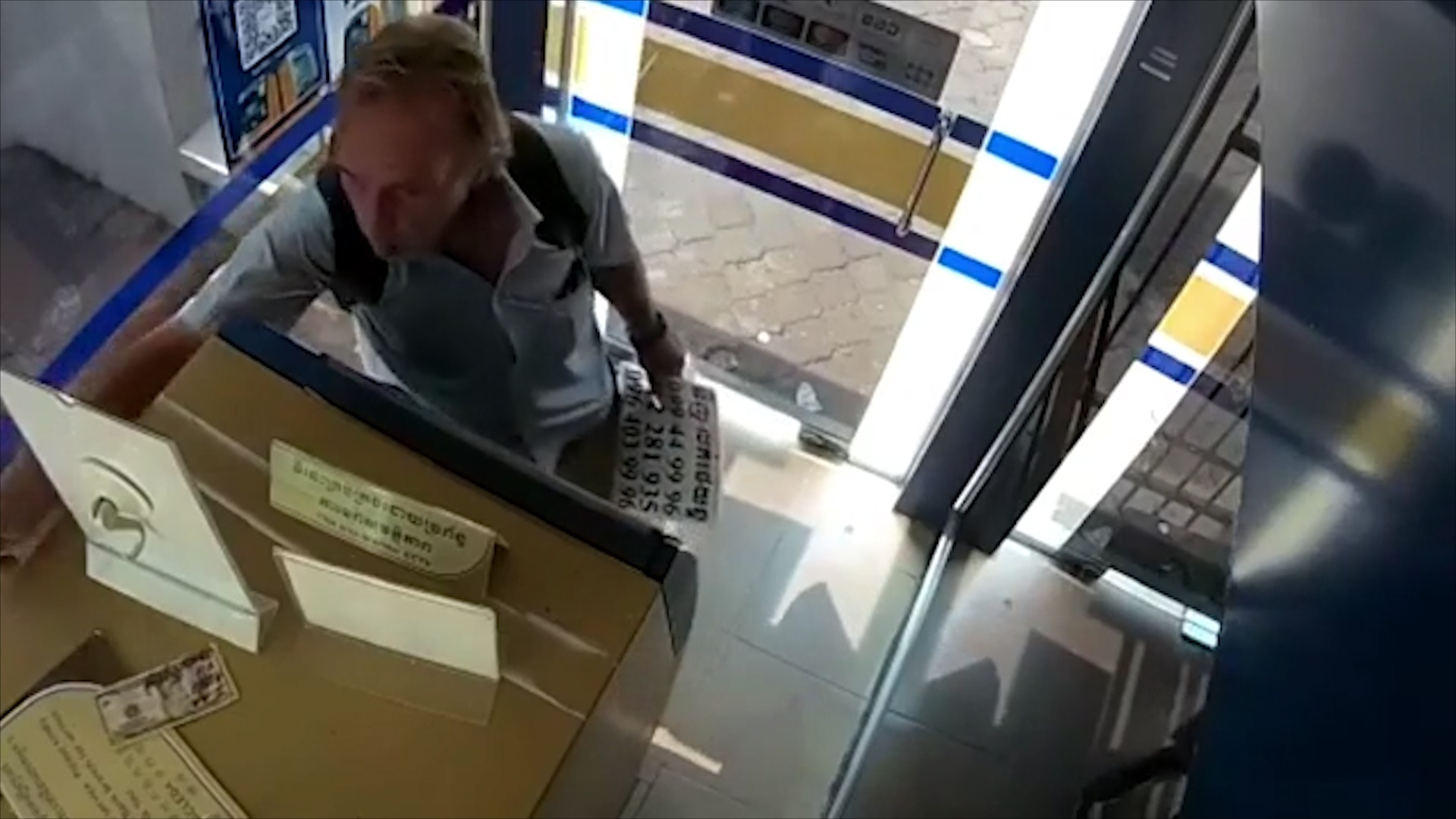 Hanh dong ky la cua du khach tai may ATM o Campuchia hinh anh