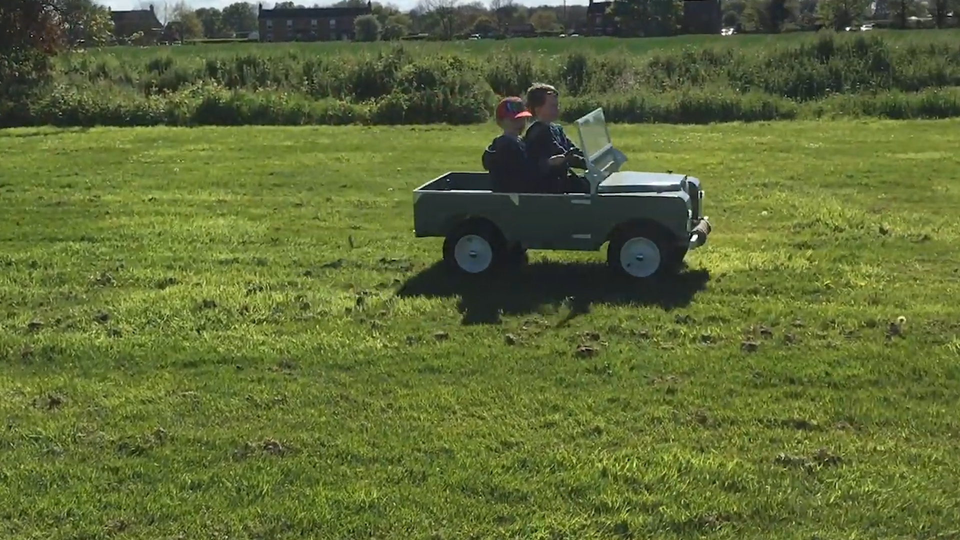 Bi phong toa, nguoi cha tu che xe Land Rover mini cho con trai hinh anh