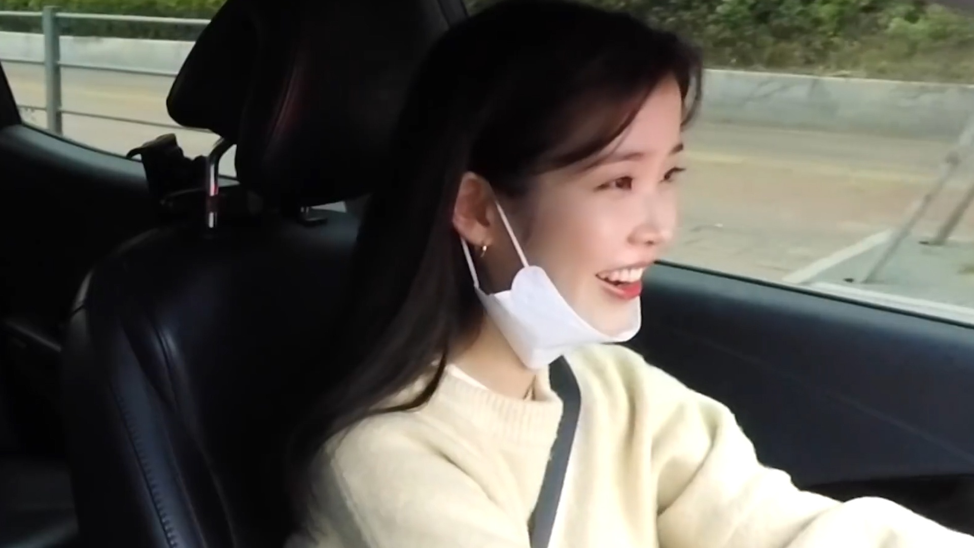 IU cung cha treu choc fan ngay Ca thang tu hinh anh