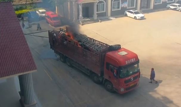 Lai xe tai dang boc khoi vao tram cuu hoa nho dap lua hinh anh