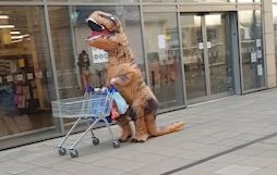 Mac do khung long T-Rex day xe di sieu thi trong mua dich hinh anh