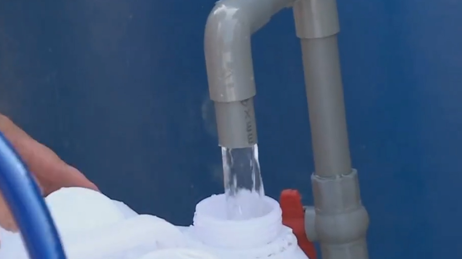 Mien phi su dung nuoc trong 3 thang cho ho ngheo o TP.HCM hinh anh