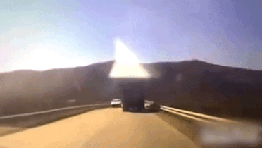 Oto roi xuong ho khi chay qua cau hinh anh