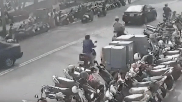 Cu ong 84 tuoi lui oto tong hang loat xe tren duong hinh anh