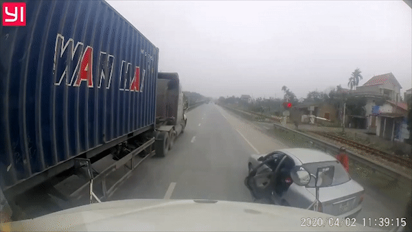 Oto tat dau roi dung gach nem vo kinh container hinh anh