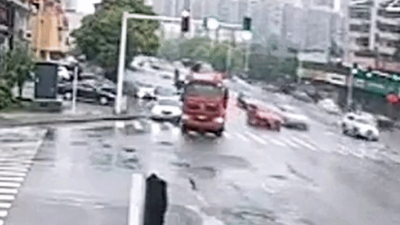 30 tan kinh tren xe tai roi xuong de bep chiec oto hinh anh