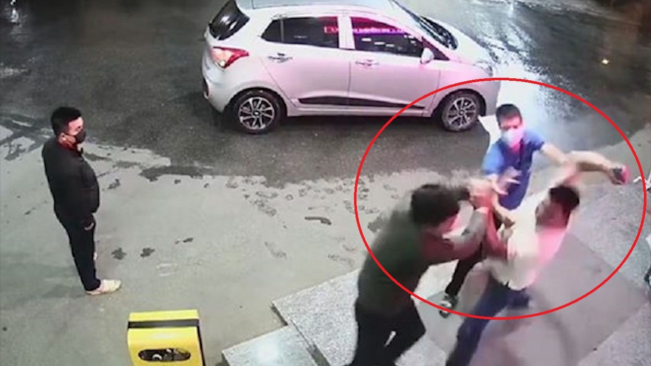 Nhac deo khau trang phong Covid-19, nhan vien benh vien bi tan cong hinh anh