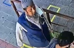 Benh nhan Covid-19 ho vao nguoi xep hang mua ve tau hinh anh