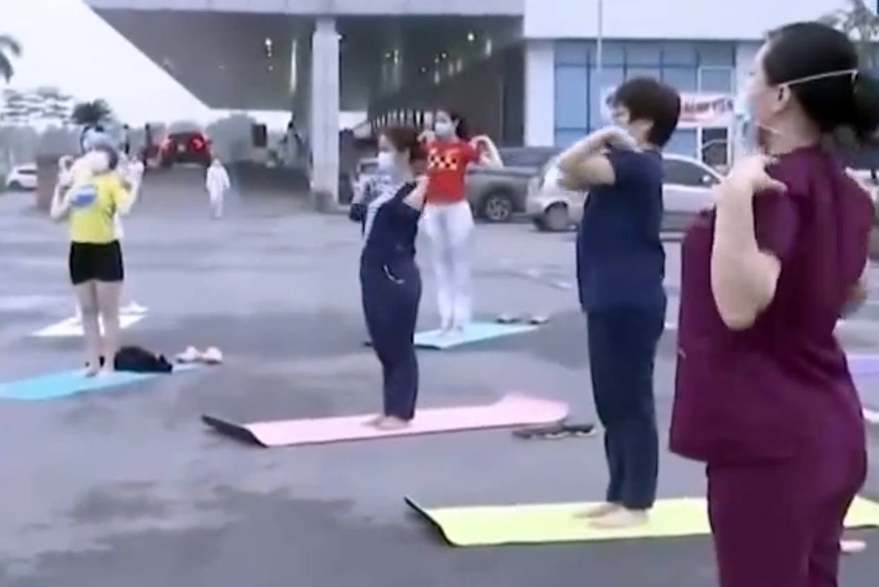 Phut thu gian hiem hoi noi tuyen dau chong dich Covid-19 hinh anh