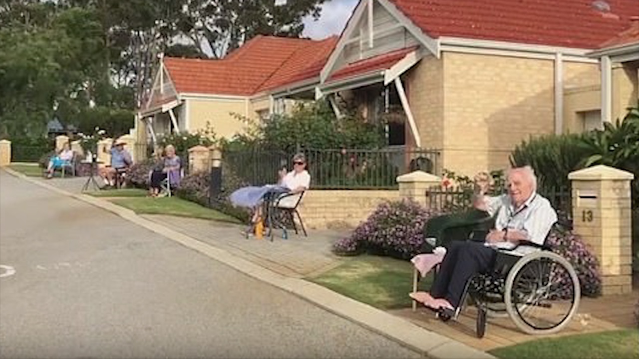 Nhom nguoi gia giu khoang cach 2 m, ngoi du tiec giua dai dich hinh anh