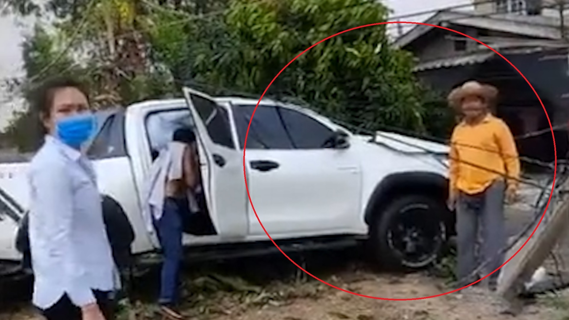 Xe ban tai mat lai lao vao nha dan ven duong hinh anh