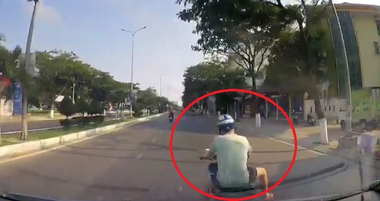 Xe may va cham lam hong dau oto roi bo di hinh anh