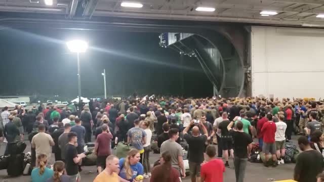 Thuy thu vo tay dong vien thuyen truong roi tau san bay khi bi sa thai hinh anh