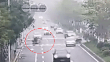 Xe dap lao ra duong bi oto tong trung hinh anh