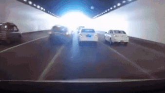 Duoi nhau tren duong, hai oto gay tai nan lien hoan hinh anh