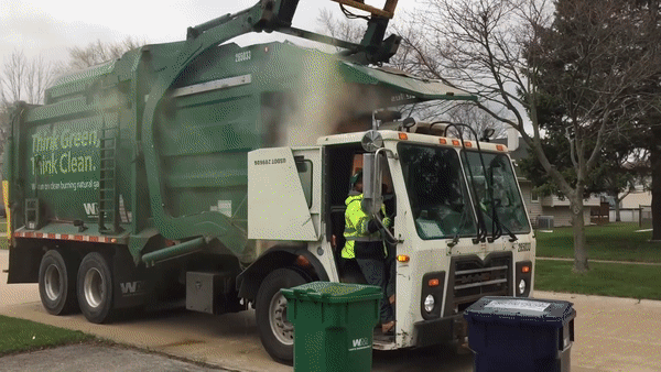 Xe cho rac boc chay giua duong hinh anh