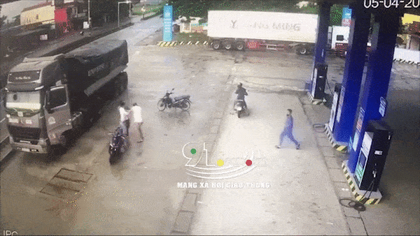 Danh nhau truoc cay xang o Quang Tri vi tranh cai di sai luat hinh anh