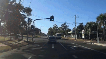 Container om cua au, va quet voi oto hinh anh