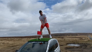 Nguoi Anh bien tran oto thanh san golf trong luc phong toa hinh anh