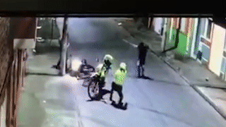 Vuot nguc giua gio gioi nghiem, bi canh sat ban tu vong hinh anh