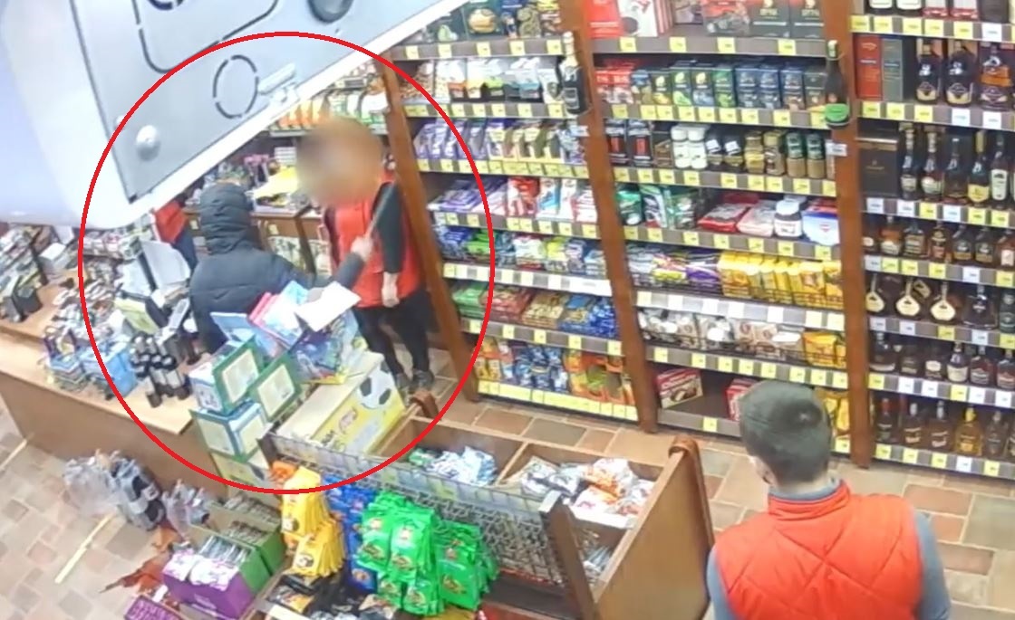 Nguoi dan ong trum kin mat dap pha cua hang de cuop thuc pham hinh anh