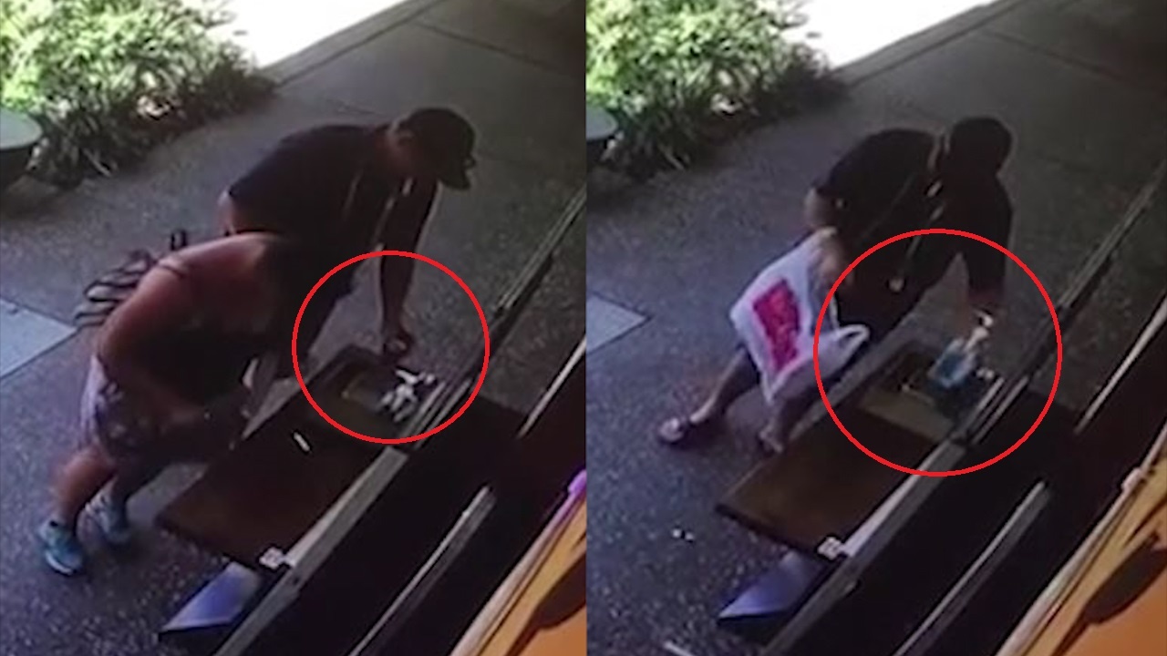 Nam khach hang cuom chai nuoc rua tay cua sieu thi hinh anh