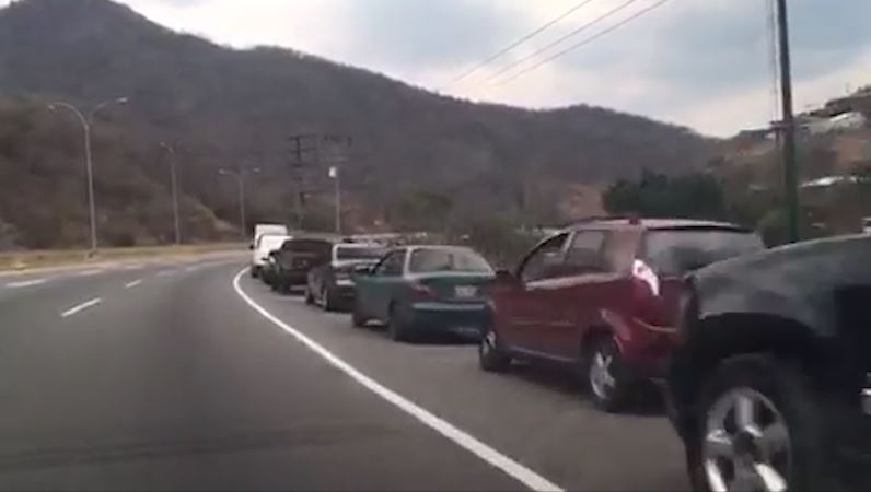 Oto do hang dai tren duong vi thieu nhien lieu trong mua dich hinh anh