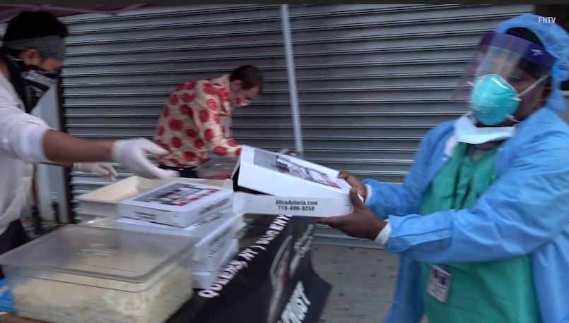 Dat lo nuong ben ngoai benh vien de lam banh mien phi tang bac si hinh anh