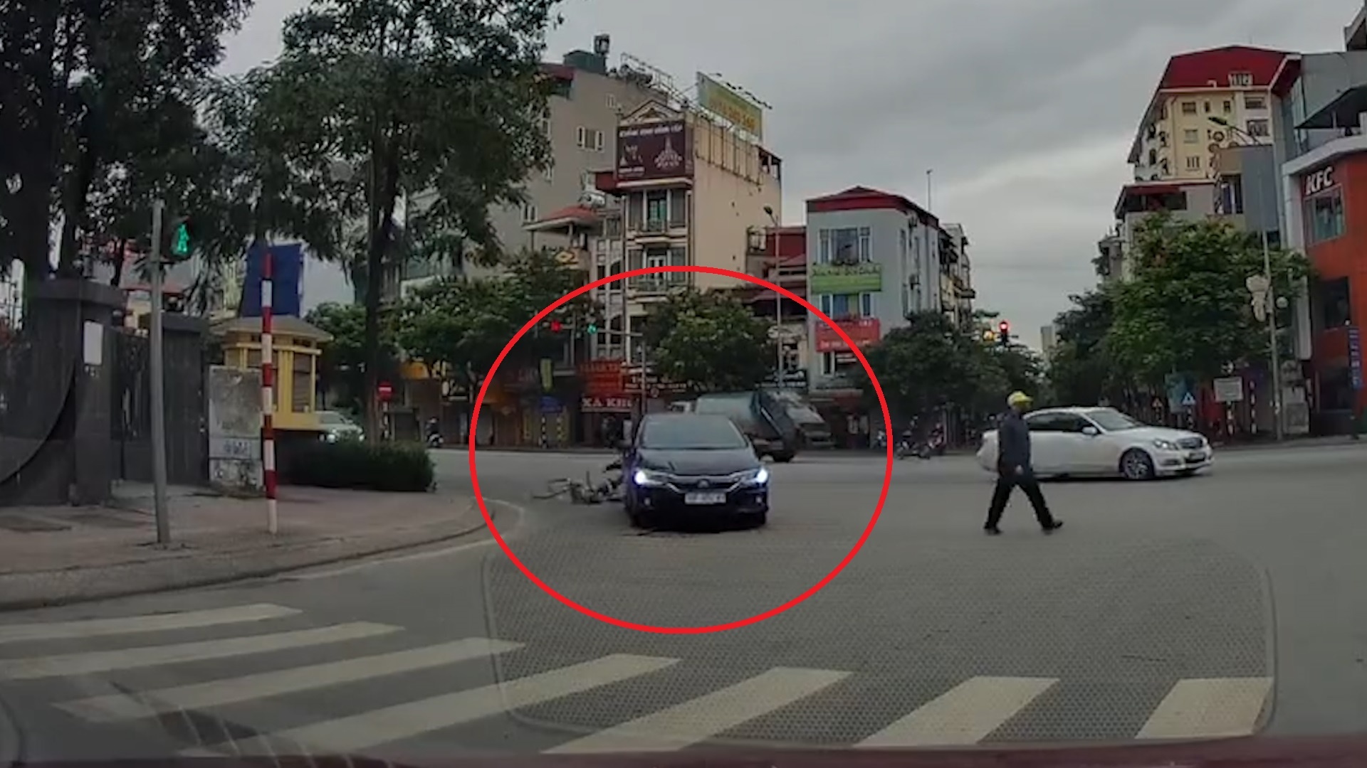 Oto gay tai nan cho xe dap roi bo di hinh anh