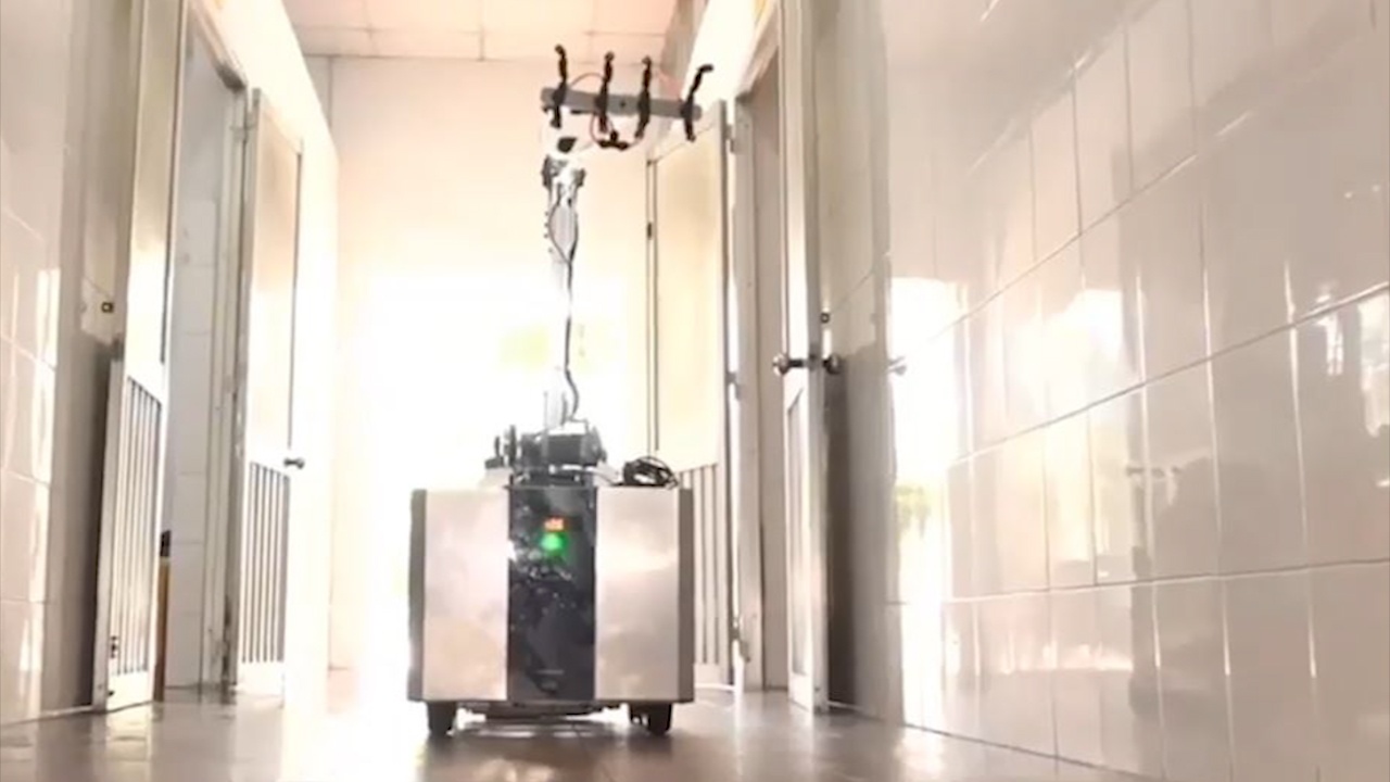 Can canh robot khu khuan tai khu cach ly o TP.HCM hinh anh