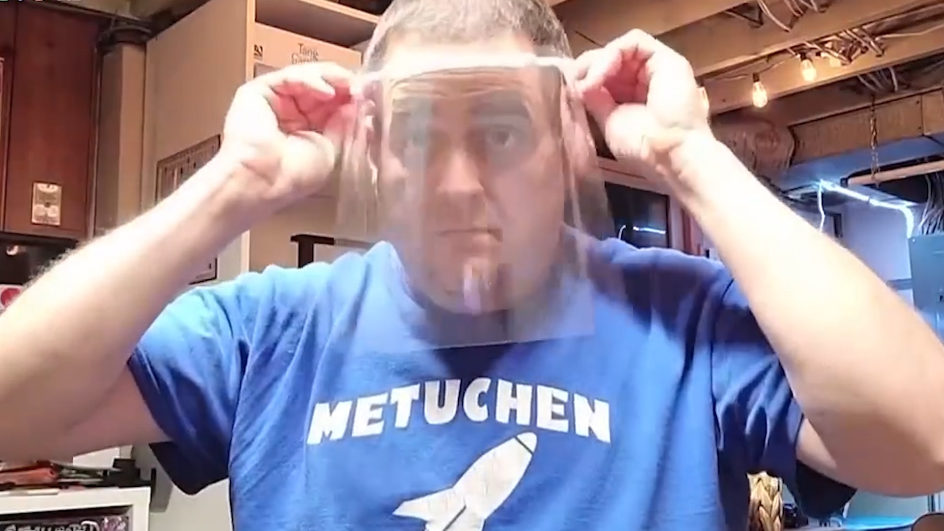 Nguoi dan ong lam tam chan mat in 3D tang chuyen gia y te hinh anh