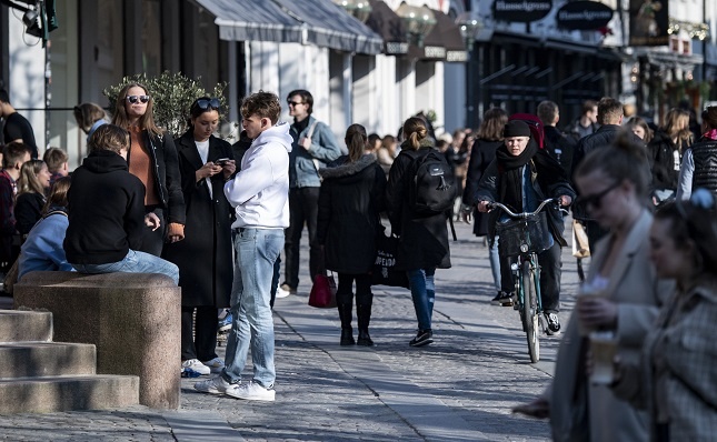 Thuy Dien - noi rap phim van mo, quan ca phe van dong khach giua dich hinh anh