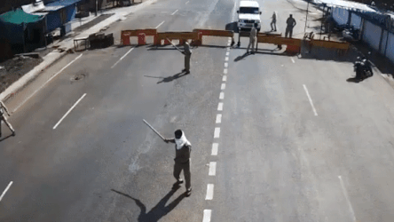 Canh sat nem gay, oto van phong nhanh vuot chot phong toa hinh anh