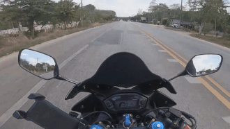 Oto mat lai xoay ngang, moto may man tranh kip hinh anh