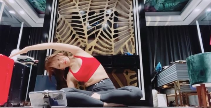 Hari Won dang clip tap luyen giu dang trong ngay cach ly xa hoi hinh anh