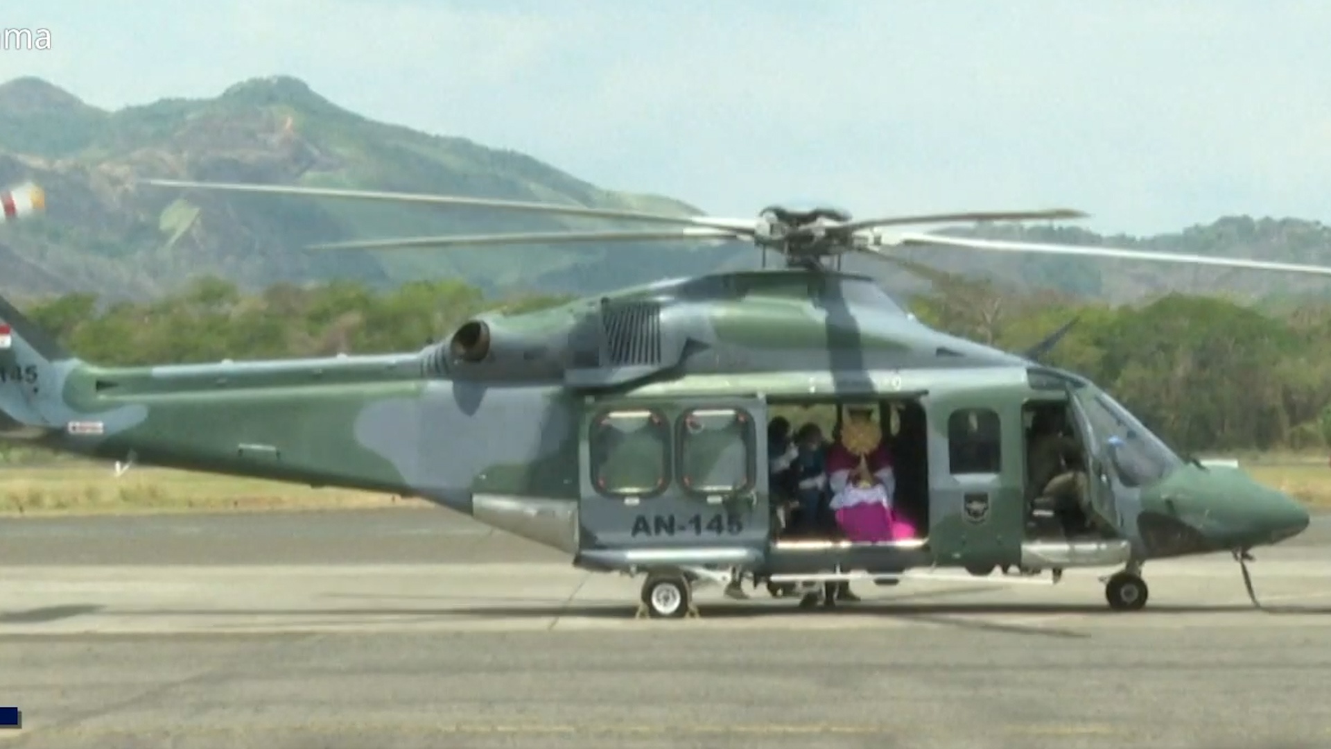 Tong giam muc Panama ban phuoc lanh tu may bay truc thang hinh anh