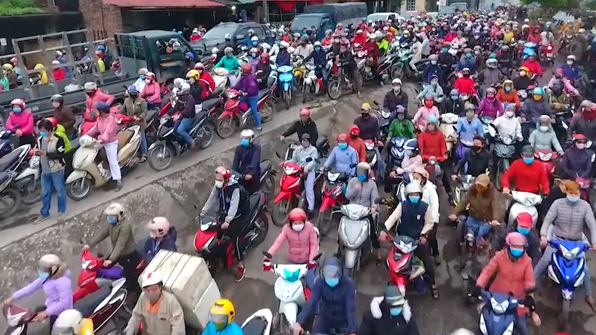 Dam dong san sat, chen chan di do giua dot cach ly xa hoi hinh anh