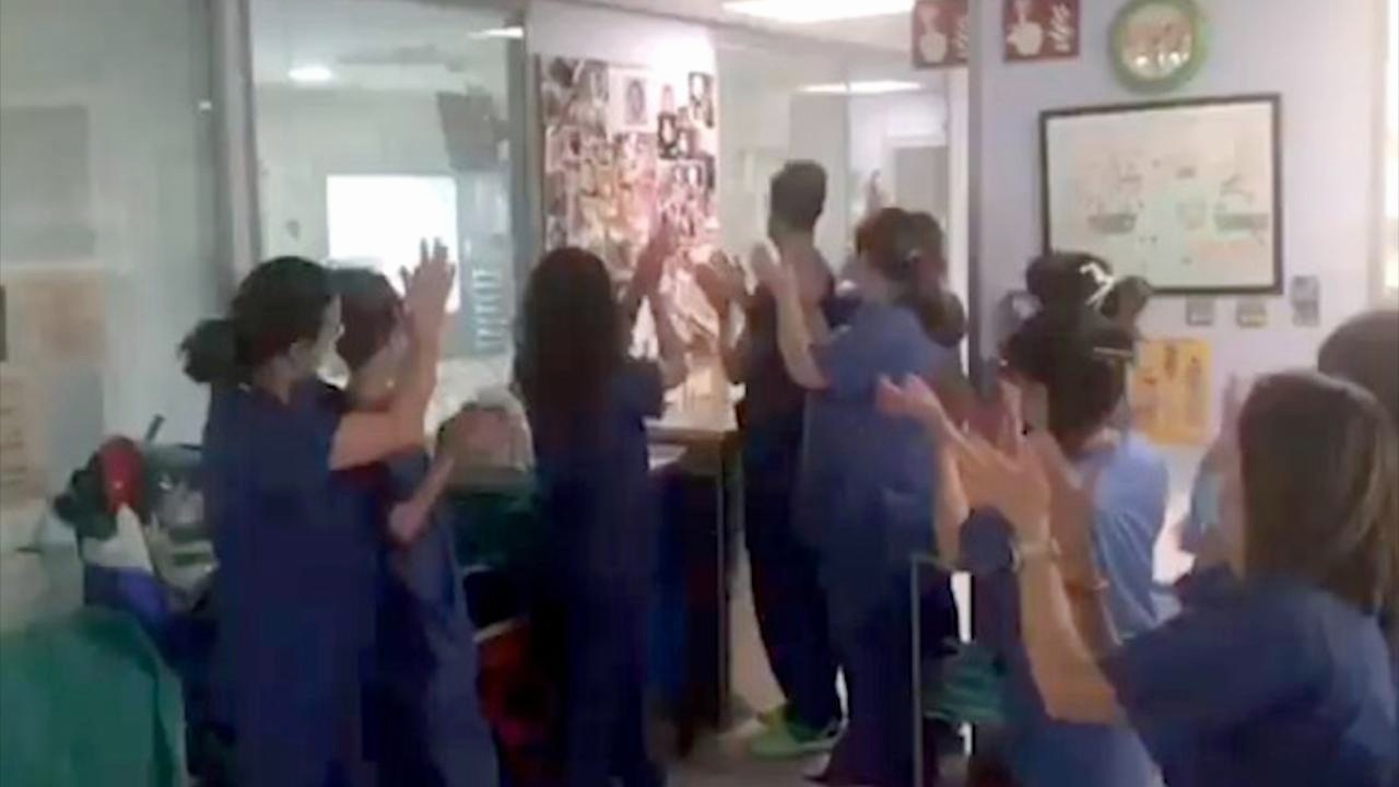 Doi ngu y te vo tay mung be 4 thang tuoi nhiem Covid-19 thao may tho hinh anh