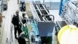 Nguoi dan ong xo nga cu ba vi dung qua gan trong sieu thi hinh anh