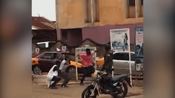 Bi phat khi di ra duong, nguoi dan ong tat canh sat hinh anh