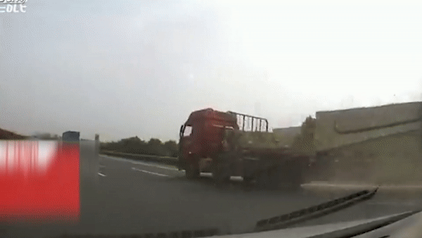 Ne vat the tren duong cao toc, oto mat lai dam vao xe tai hinh anh