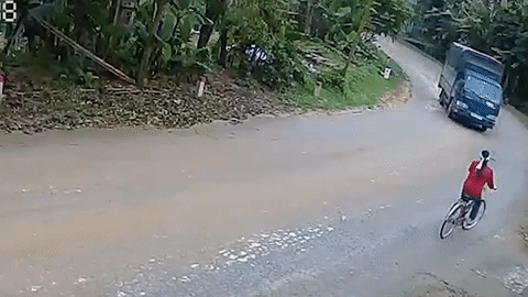 Xe tai mat lai tai khuc cua dam vao nguoi di xe dap hinh anh