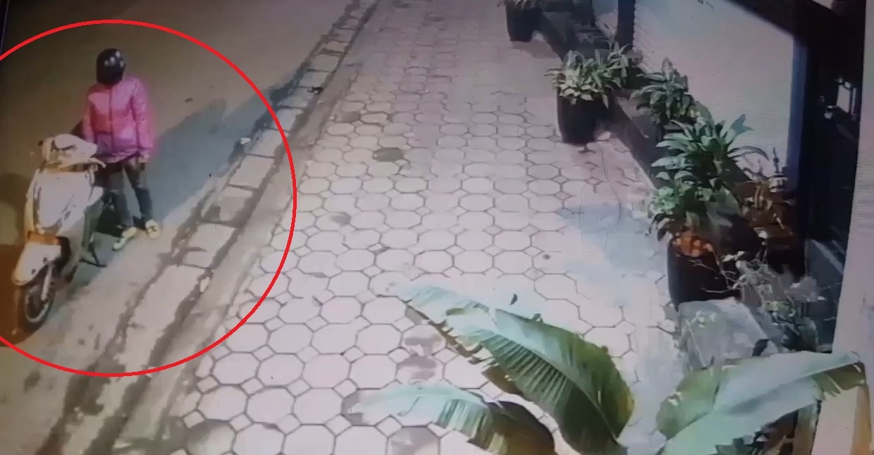 Nguoi phu nu di xe may trom chau hoa trong dem o Ha Noi hinh anh