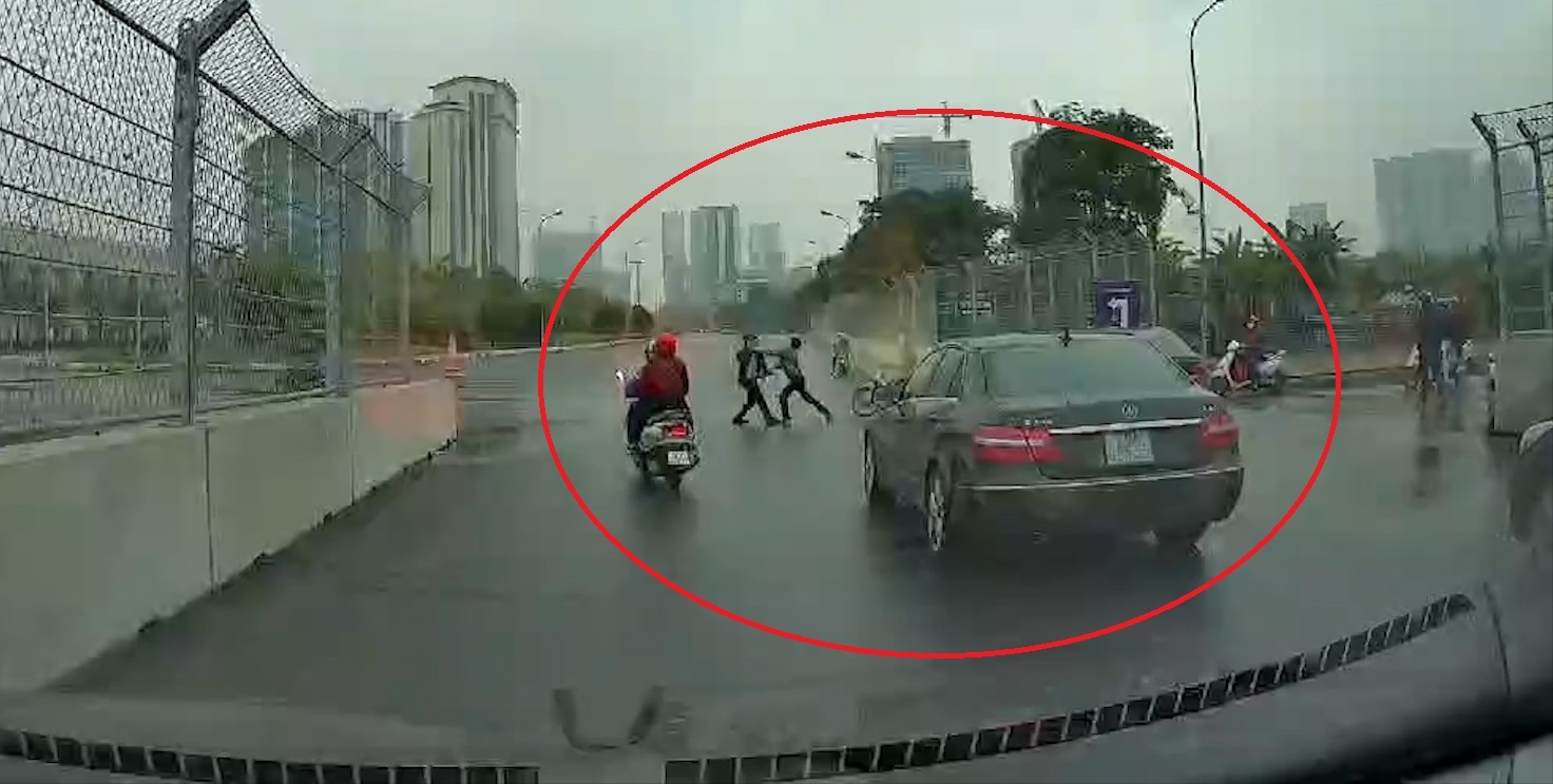 Hai tai xe dung oto giua duong lao vao danh nhau sau va cham hinh anh