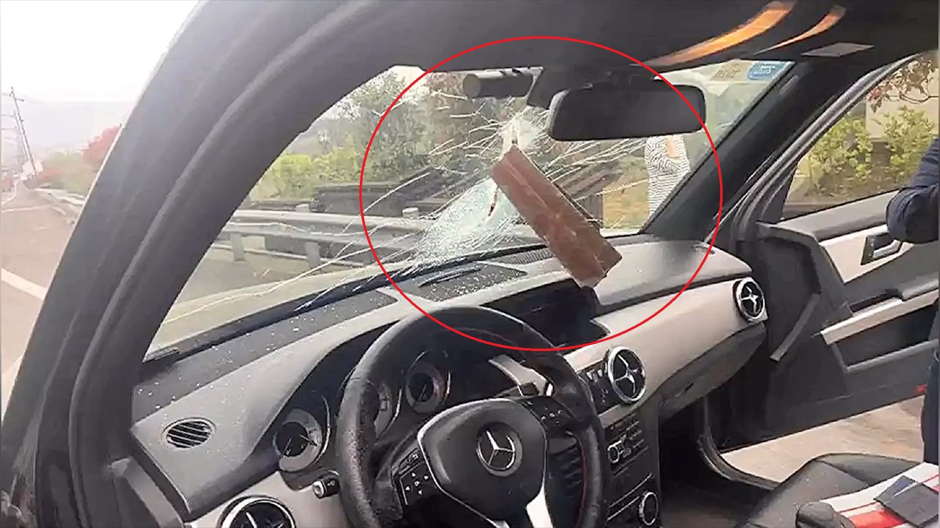 Thanh sat vang thung kinh lai oto hinh anh