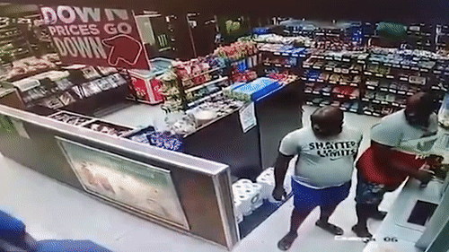 Oto mat lai lao vao cua hang tai cay xang hinh anh